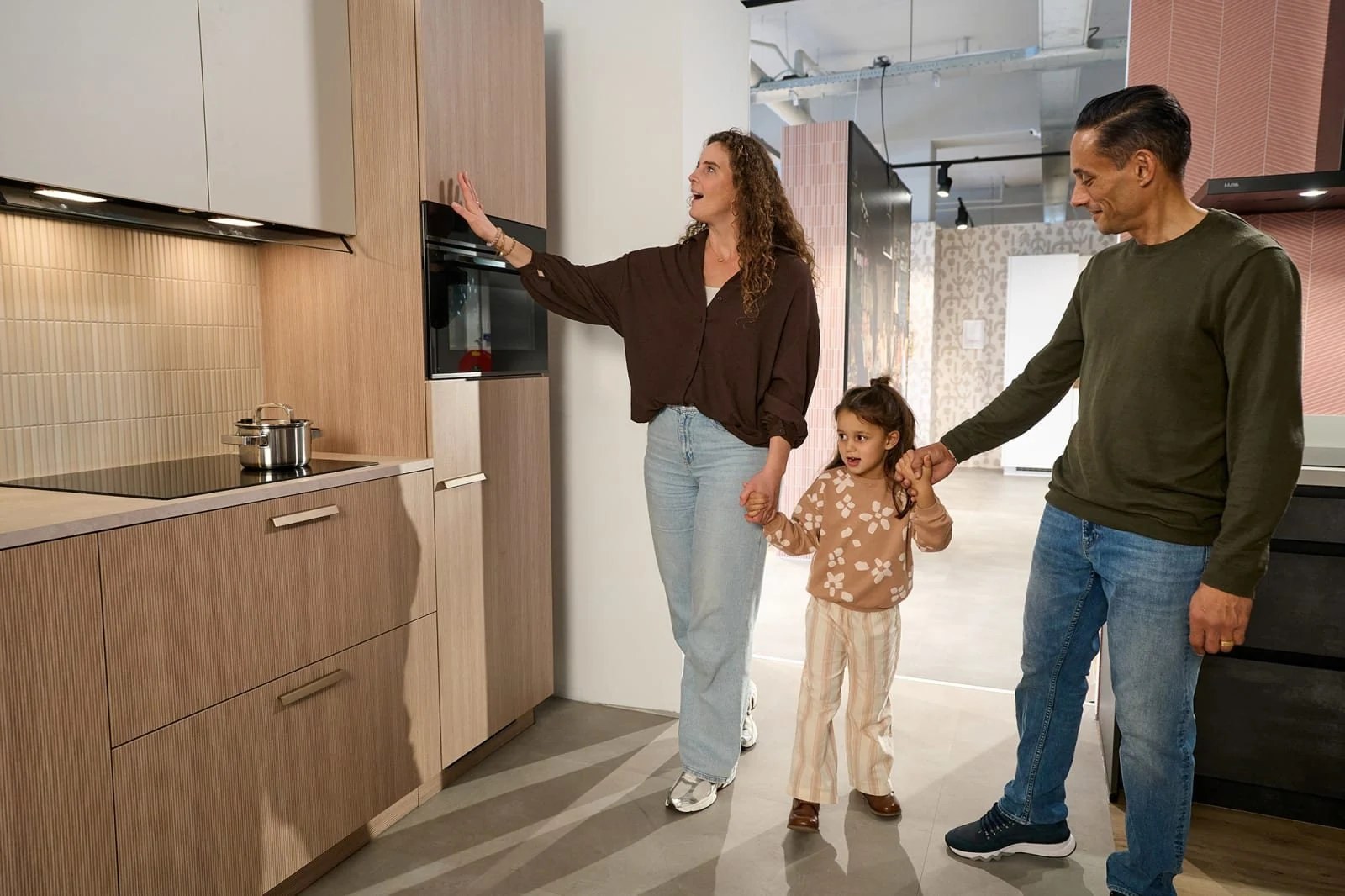 Een gezin ontdekt samen een keuken in de Kitchen4All-winkel